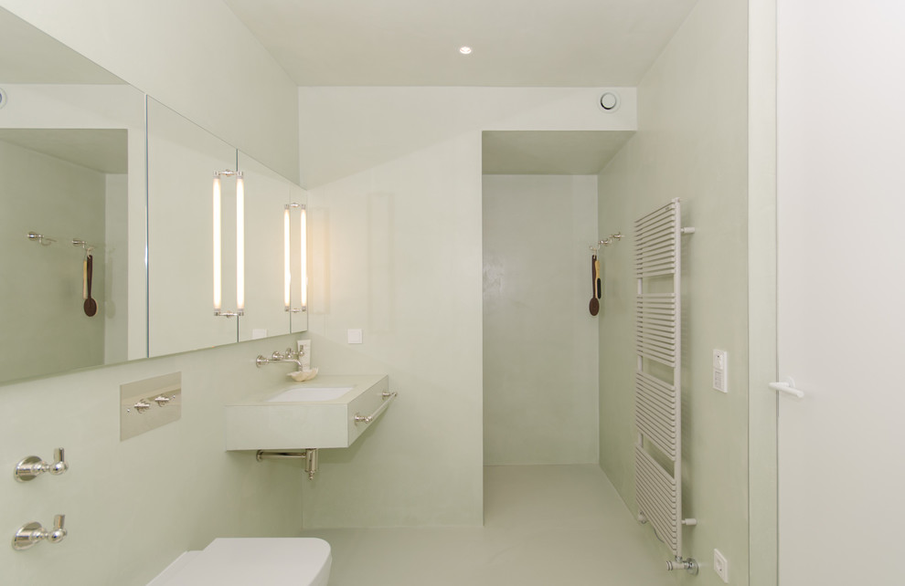 Badezimmer With grüner Wandfarbe, Unterbauwaschbecken, profilierten Schrankfronten, grünen Schränken, Unterbauwanne, bodengleicher Dusche, Bidet, grünem Boden and offener Dusche in Munich