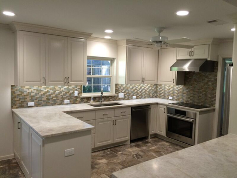 Kitchen - transitional kitchen idea in Houston