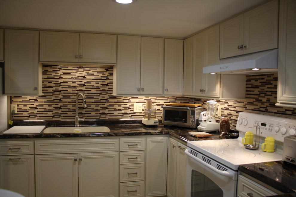 Transitional kitchen photo in Nashville