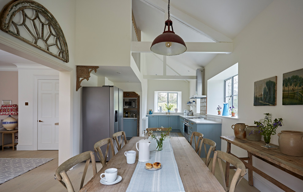 Diseño de comedor de estilo de casa de campo de tamaño medio con con oficina, paredes blancas, suelo de madera en tonos medios, suelo marrón y vigas vistas
