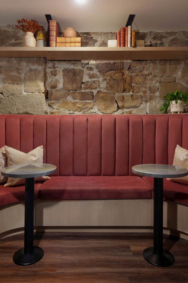 Idee per una piccola sala da pranzo classica chiusa con pareti beige, parquet scuro, pavimento marrone e pareti in legno