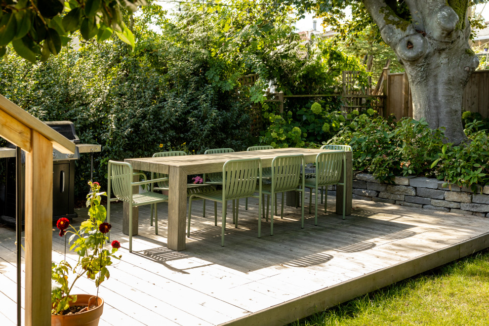 Example of a transitional deck design in Vancouver