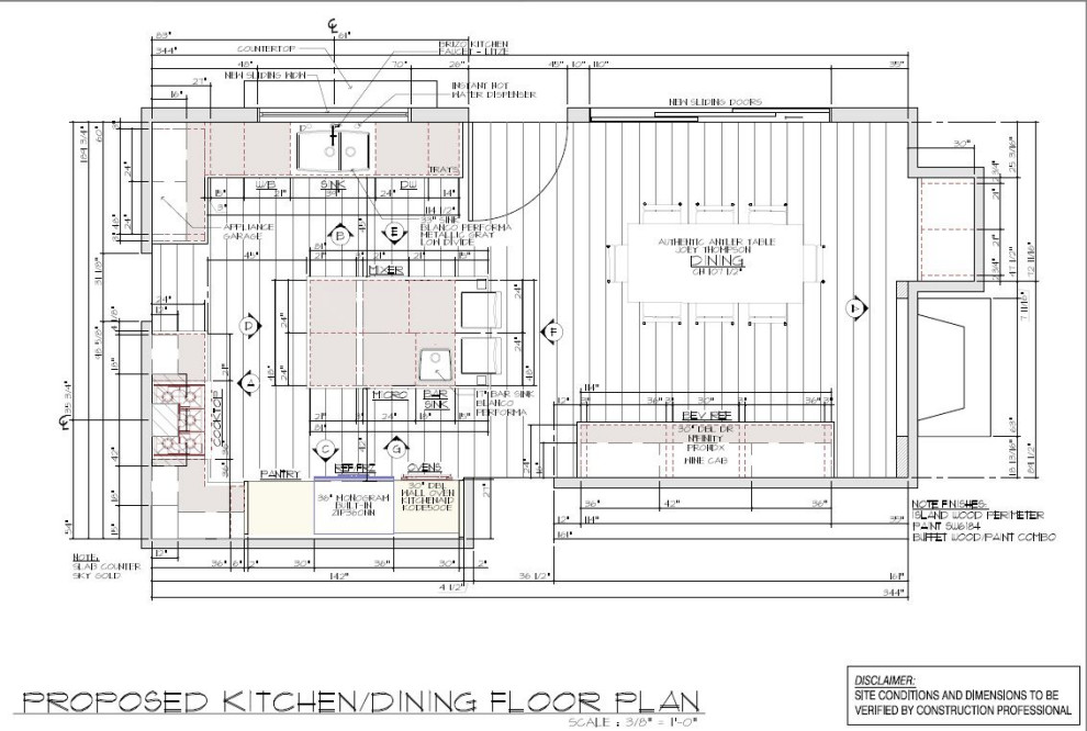 Foto på ett mellanstort lantligt vit kök, med en undermonterad diskho, luckor med infälld panel, gröna skåp, bänkskiva i kvartsit, vitt stänkskydd, stänkskydd i stenkakel, rostfria vitvaror, ljust trägolv, en köksö och beiget golv