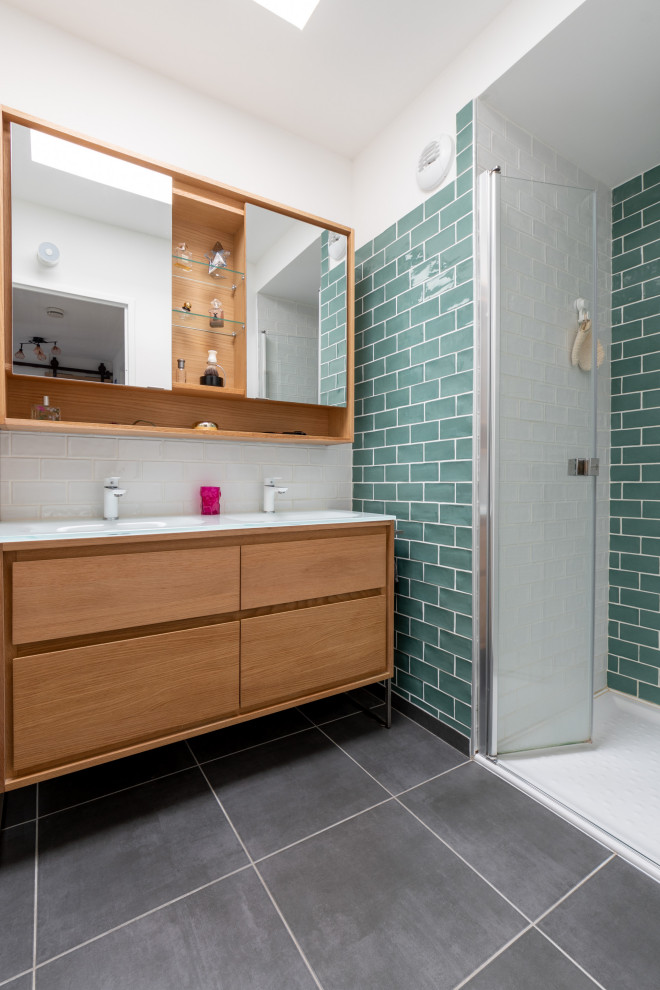 Immagine di una stanza da bagno minimalista con doccia a filo pavimento, pavimento in terracotta, lavabo a consolle, top in vetro, pavimento grigio, porta doccia a battente, top bianco e due lavabi