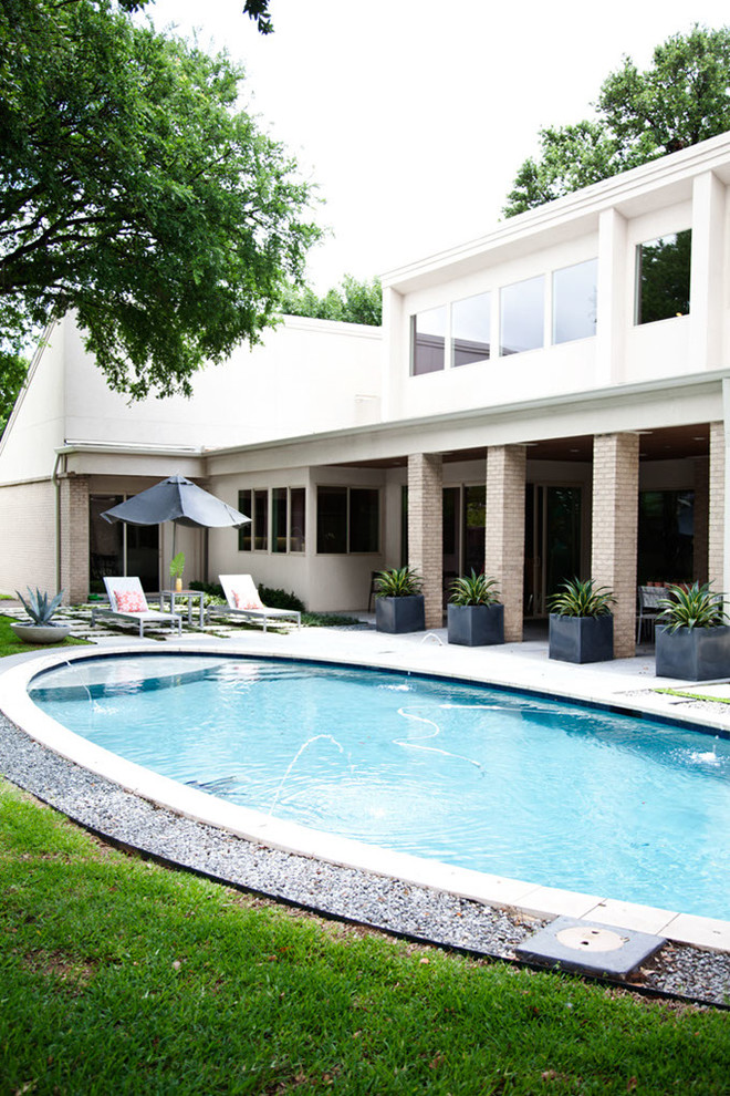Design ideas for a midcentury pool in Dallas.