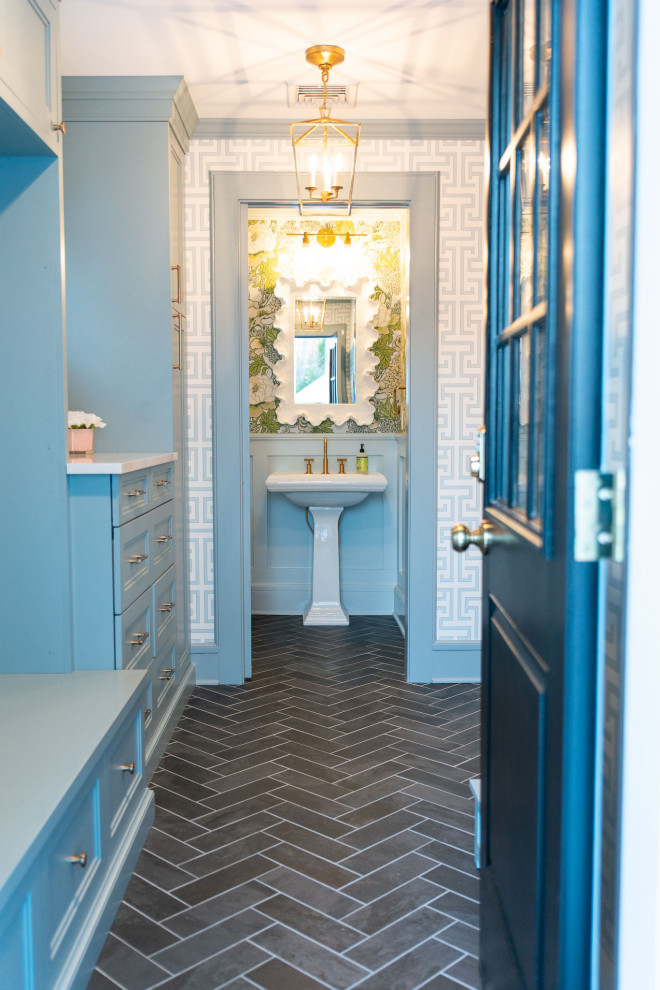 Idee per un ingresso con anticamera tradizionale di medie dimensioni con pareti blu, pavimento con piastrelle in ceramica, una porta singola, una porta blu, pavimento grigio e carta da parati