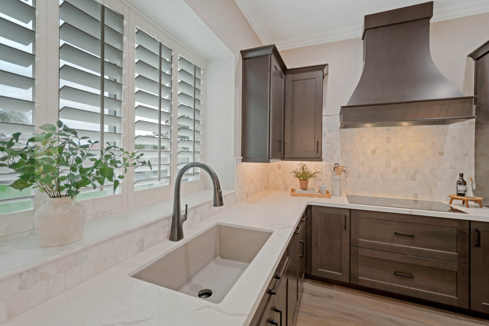Eat-in kitchen - large porcelain tile and brown floor eat-in kitchen idea in Phoenix with an undermount sink, shaker cabinets, quartz countertops, multicolored backsplash, marble backsplash, stainless steel appliances, an island and white countertops