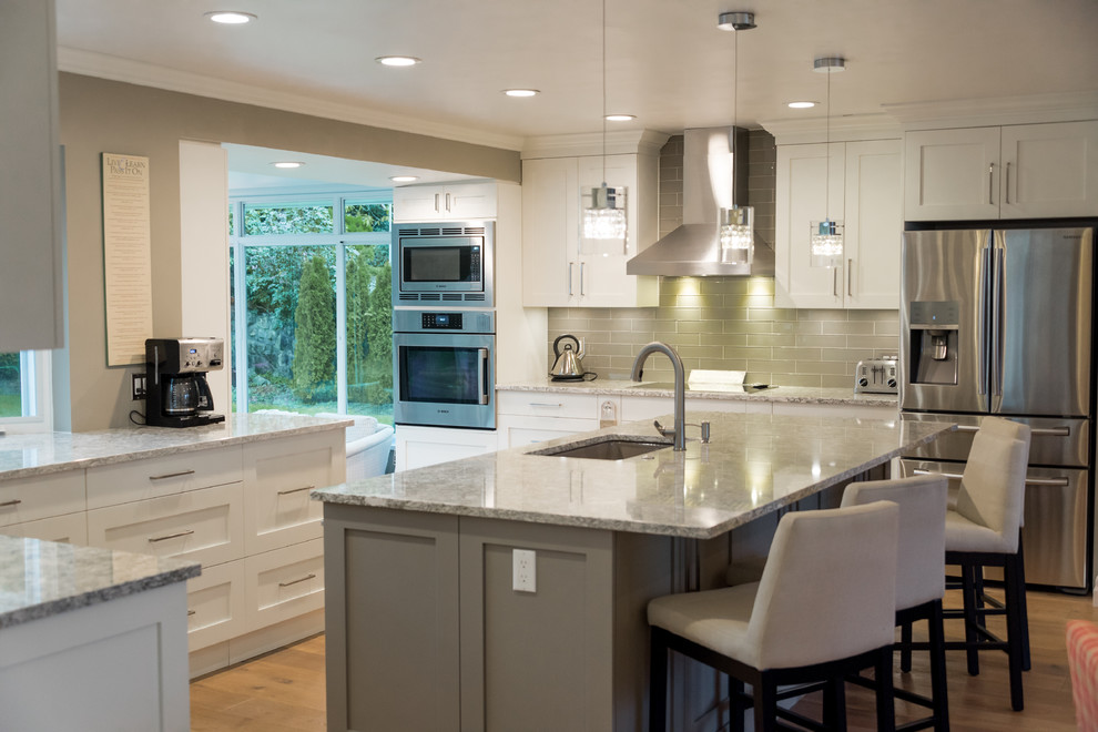 Transitional kitchen photo in Vancouver