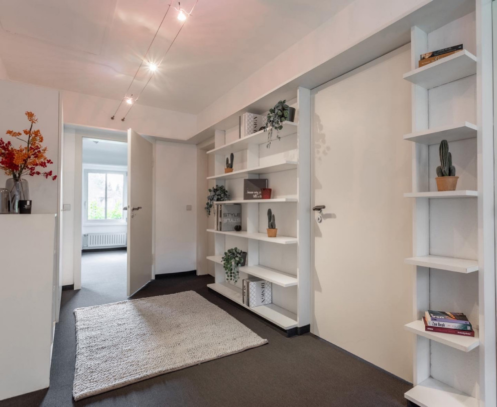 Ispirazione per un ingresso o corridoio minimalista di medie dimensioni con pareti bianche, moquette e pavimento grigio
