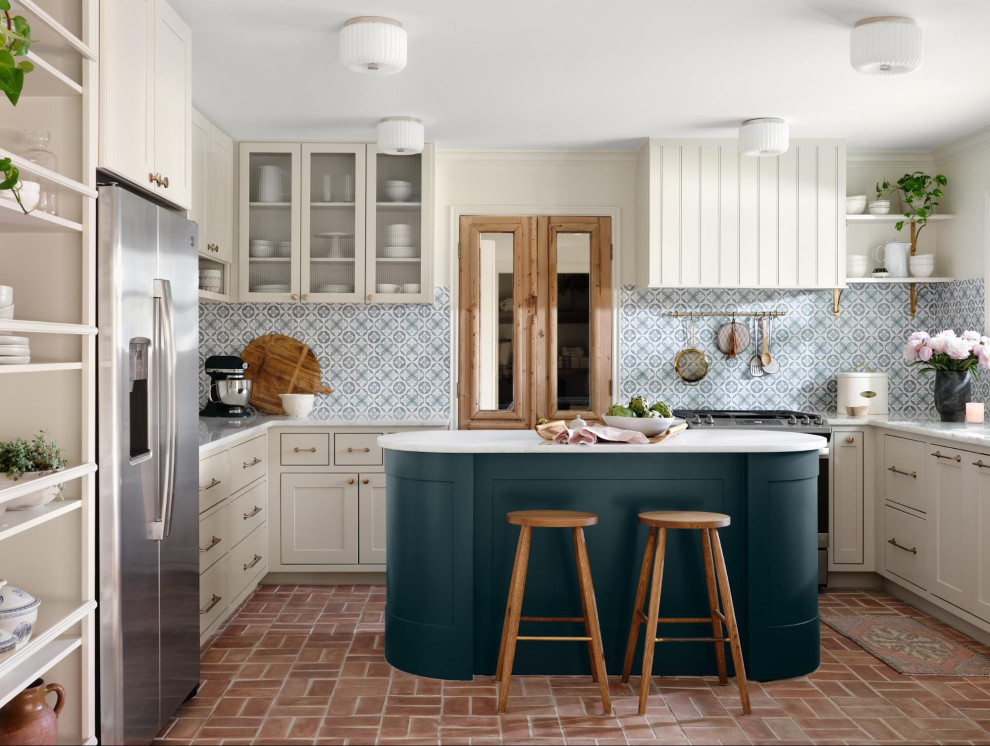 Cette photo montre une cuisine chic avec plan de travail en marbre, une crédence verte, une crédence en marbre et un plan de travail blanc.