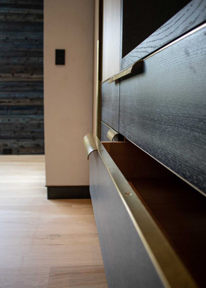 Mittelgroßes Modernes Gästezimmer mit beiger Wandfarbe und hellem Holzboden in Sonstige