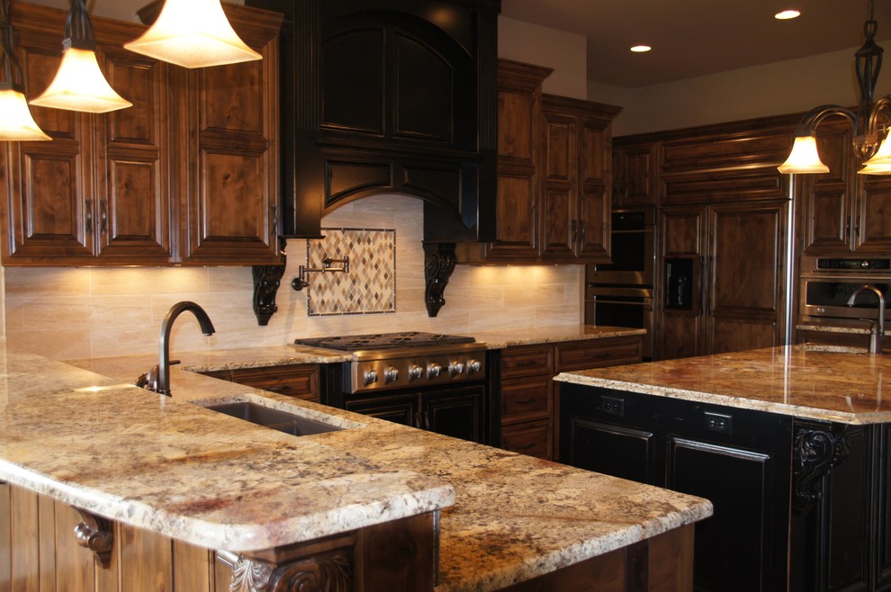 Kitchen - transitional kitchen idea in Omaha