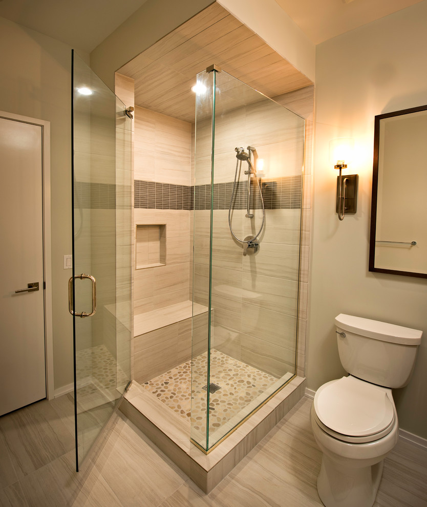 Photo of a mid-sized modern 3/4 bathroom in Chicago with a corner shower, a two-piece toilet, beige tile, porcelain tile, beige walls, porcelain floors, beige floor and a hinged shower door.