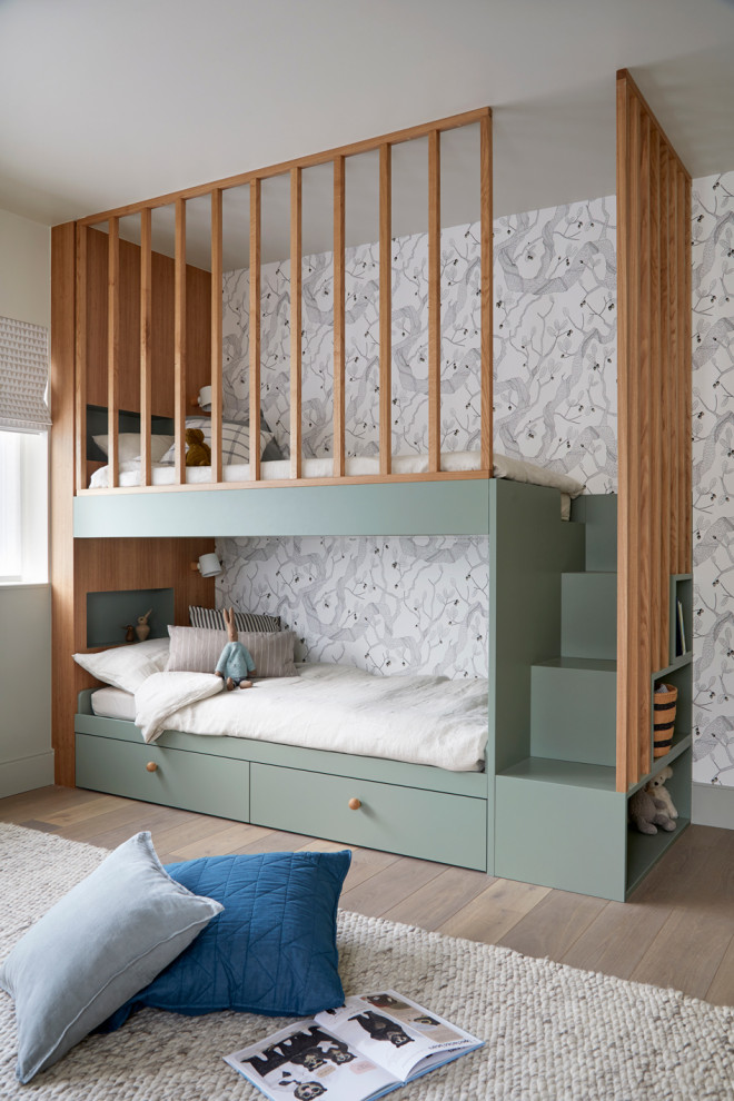 Bild på ett stort minimalistiskt könsneutralt barnrum kombinerat med sovrum och för 4-10-åringar, med vita väggar och mellanmörkt trägolv