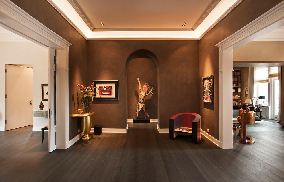 This is an example of a transitional hallway in Hamburg.