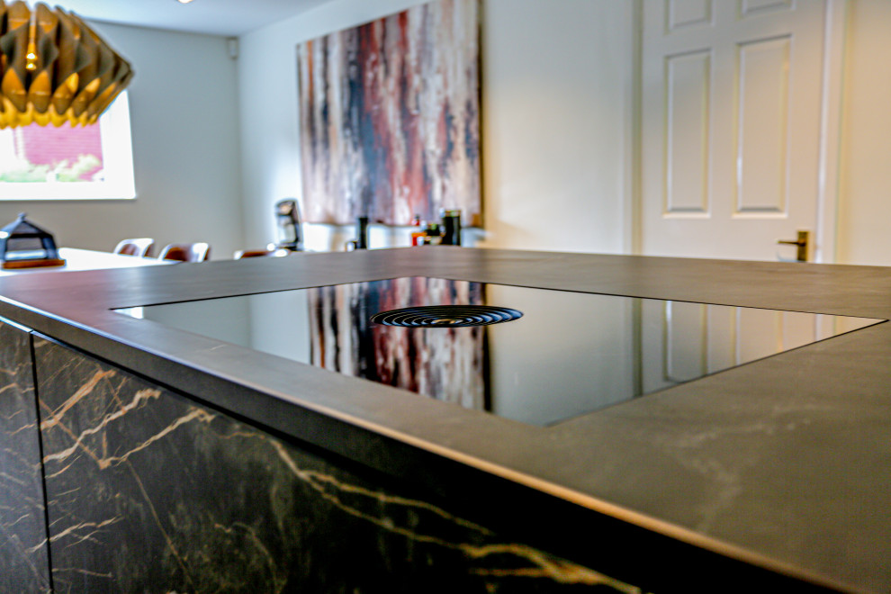 Esempio di una grande cucina moderna con ante lisce, ante in legno scuro, top in marmo, pavimento in gres porcellanato, pavimento nero e top nero