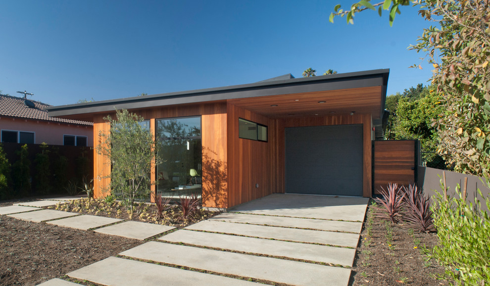 This is an example of a midcentury shed and granny flat in Los Angeles.