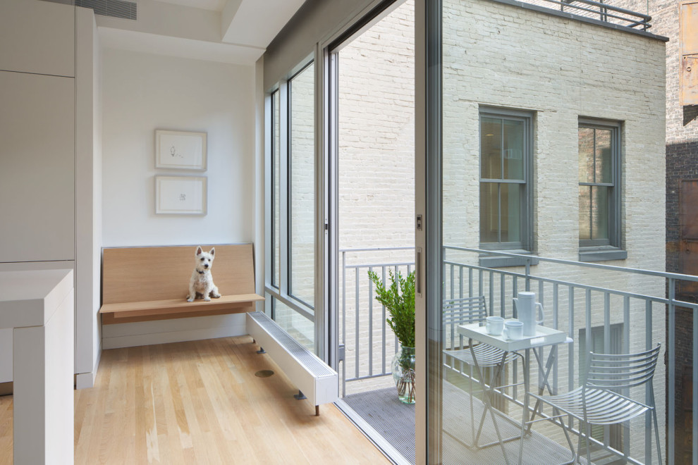 Inspiration pour un petit balcon minimaliste d'appartement avec aucune couverture et un garde-corps en métal.
