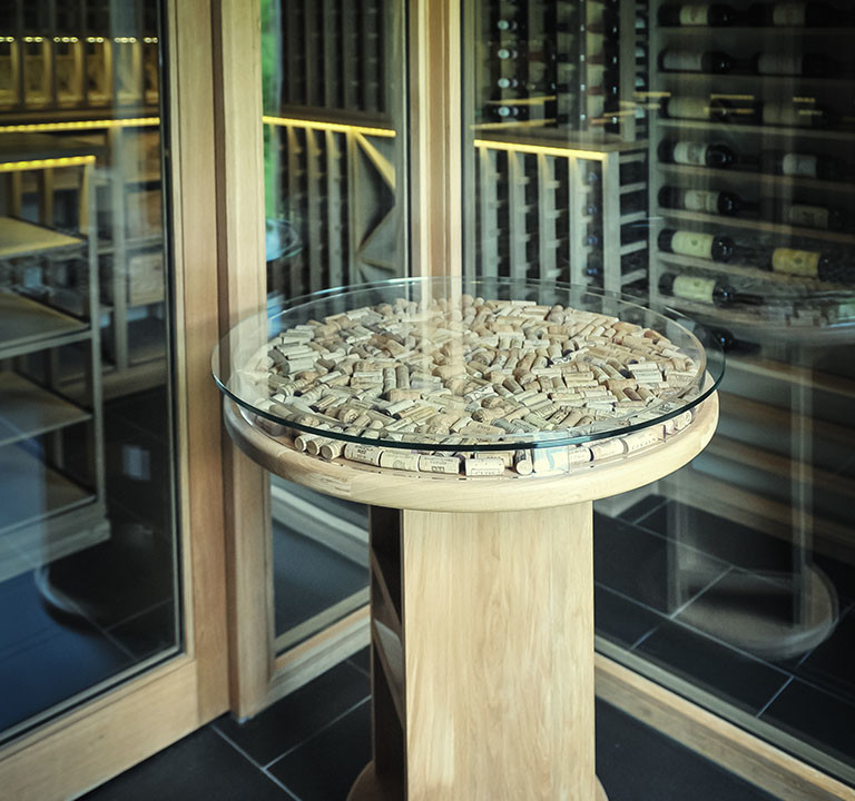 Cette image montre une cave à vin rustique de taille moyenne avec un sol en carrelage de céramique et des casiers.