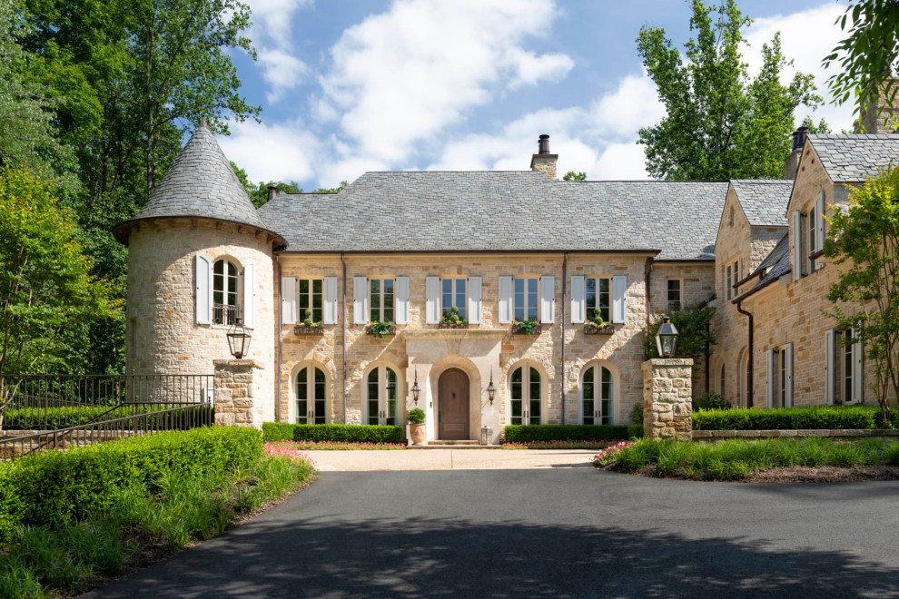 Foto della villa ampia beige classica a due piani con rivestimento in pietra, copertura a scandole e tetto grigio
