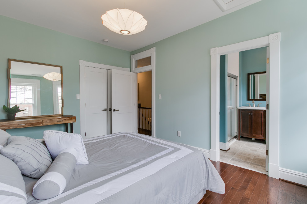Imagen de habitación de invitados clásica renovada de tamaño medio con paredes azules, suelo de madera oscura y suelo marrón