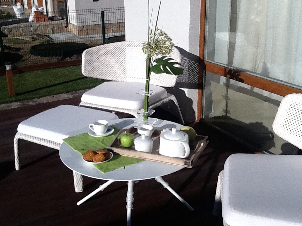 Беседка над прудом