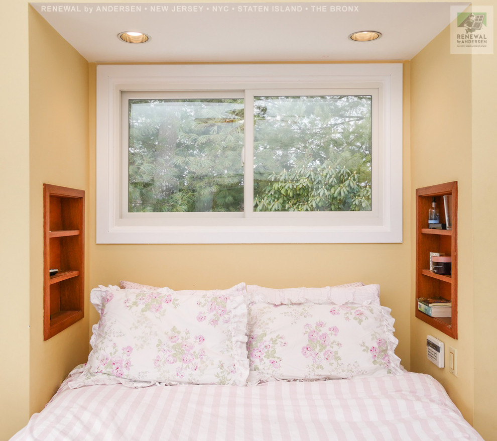 Imagen de dormitorio pequeño sin chimenea con paredes amarillas
