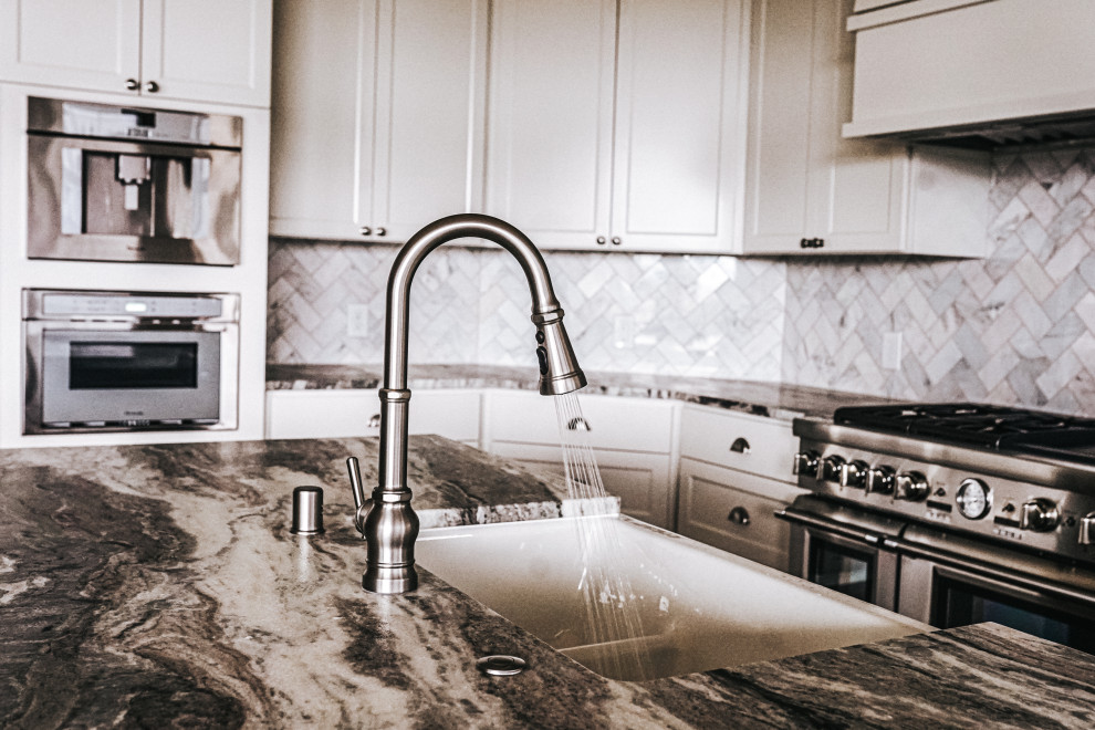 Kitchen - transitional kitchen idea in Seattle