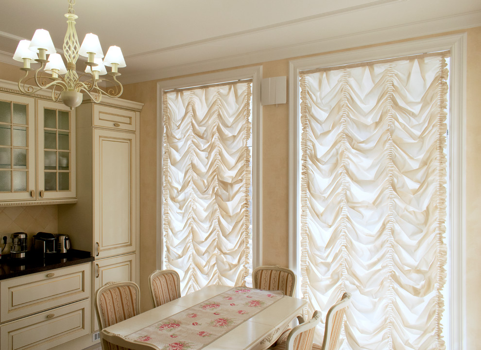 Французские шторы в интерьере кухни.