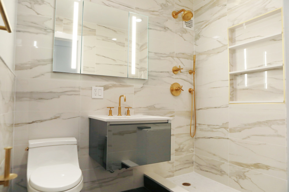 Inspiration för ett litet funkis vit vitt en-suite badrum, med släta luckor, vita skåp, en öppen dusch, en toalettstol med hel cisternkåpa, vit kakel, marmorkakel, vita väggar, ett undermonterad handfat, marmorbänkskiva och med dusch som är öppen