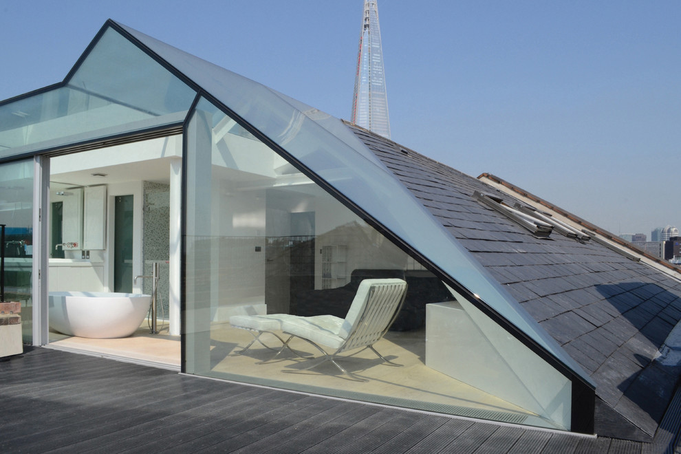 Photo of a mid-sized contemporary rooftop and rooftop deck in London with a roof extension.
