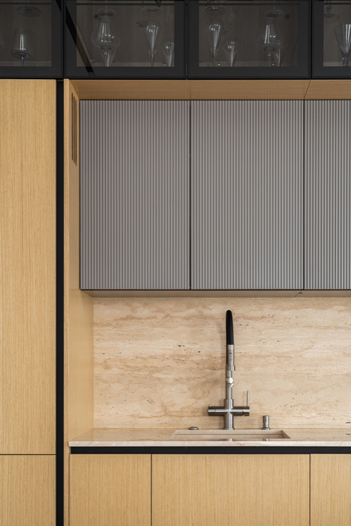 Современная кухня с фасадами из натурального шпона