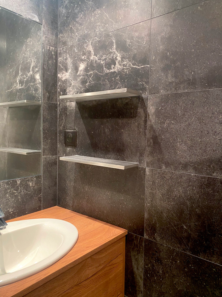 Inspiration för små moderna brunt badrum med dusch, med bruna skåp, svart kakel, svarta väggar, ett undermonterad handfat, svart golv och dusch med gångjärnsdörr