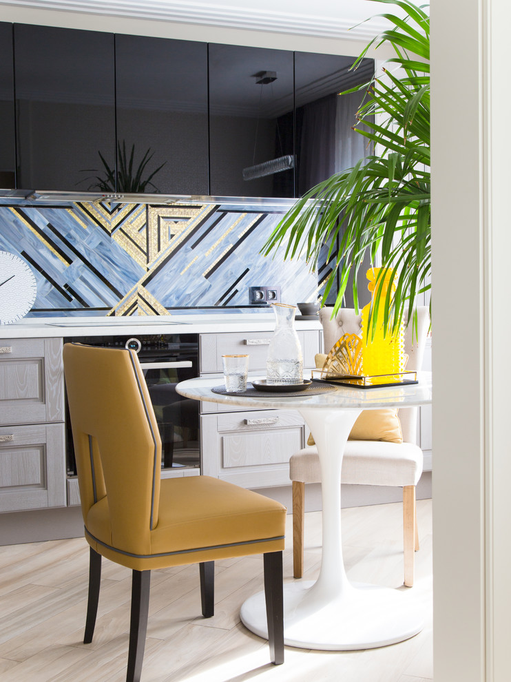 Яркая геомтерия в трехкомнатной квартире.