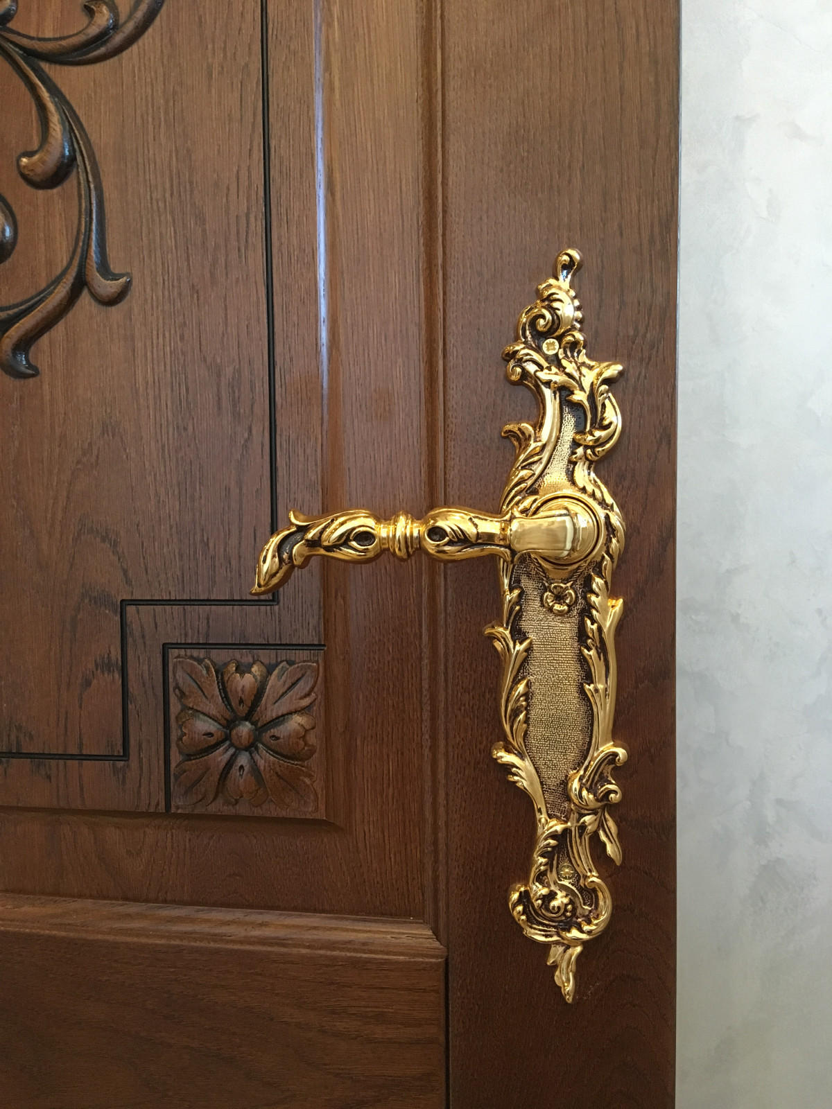 Классические двери из массива дуба