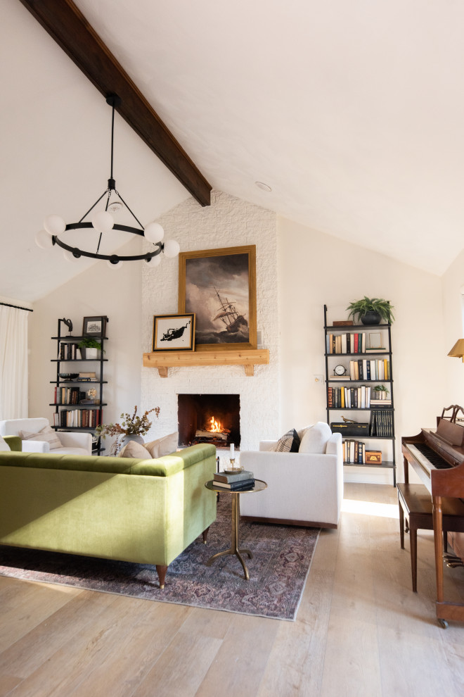Cette image montre une grande salle de séjour design fermée avec un sol en vinyl, une cheminée standard, un manteau de cheminée en brique, un sol blanc, un plafond voûté, du lambris de bois et un mur blanc.