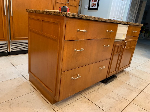 Inspiration for a transitional kitchen remodel in Chicago with quartz countertops