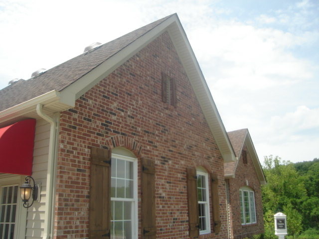 Mid-sized traditional one-storey brown exterior in St Louis with concrete fiberboard siding.