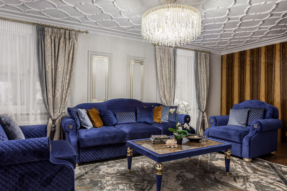 Mittelgroßes Klassisches Wohnzimmer mit grauer Wandfarbe, braunem Holzboden, Eckkamin und vertäfelten Wänden in Moskau