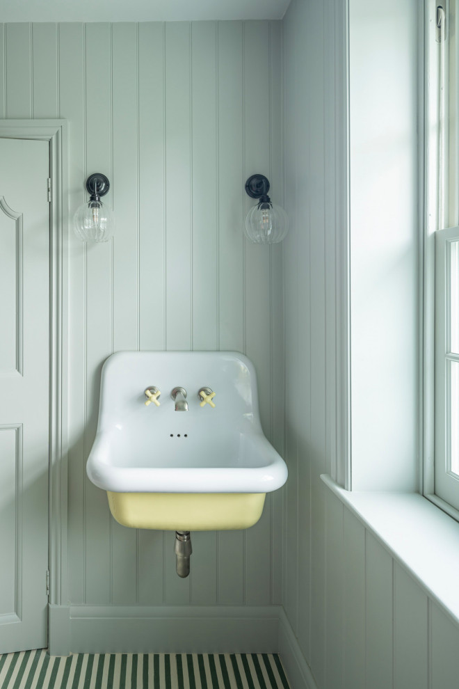 Свежая идея для дизайна: маленькая главная ванная комната в стиле неоклассика (современная классика) с зеленой плиткой, цементной плиткой и зелеными стенами для на участке и в саду - отличное фото интерьера