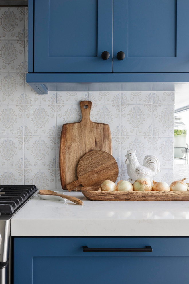 Mid-sized transitional l-shaped medium tone wood floor and multicolored floor eat-in kitchen photo with an undermount sink, shaker cabinets, blue cabinets, quartz countertops, multicolored backsplash, ceramic backsplash, stainless steel appliances and white countertops