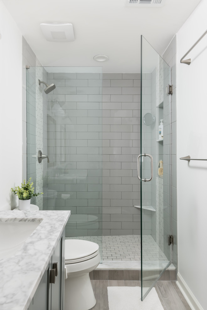 Пример оригинального дизайна: маленькая главная ванная комната в современном стиле с фасадами с утопленной филенкой, зелеными фасадами, душем в нише, раздельным унитазом, серой плиткой, керамической плиткой, белыми стенами, полом из керамогранита, врезной раковиной, мраморной столешницей, серым полом, разноцветной столешницей, тумбой под две раковины и напольной тумбой для на участке и в саду