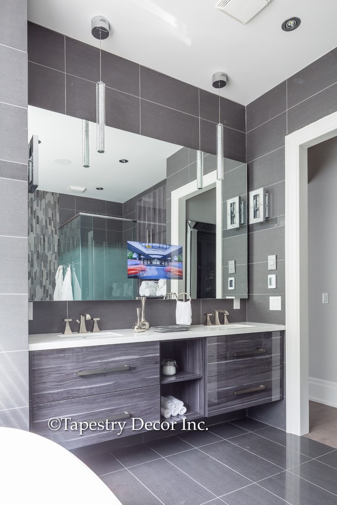 Inspiration for a transitional home design remodel in Toronto