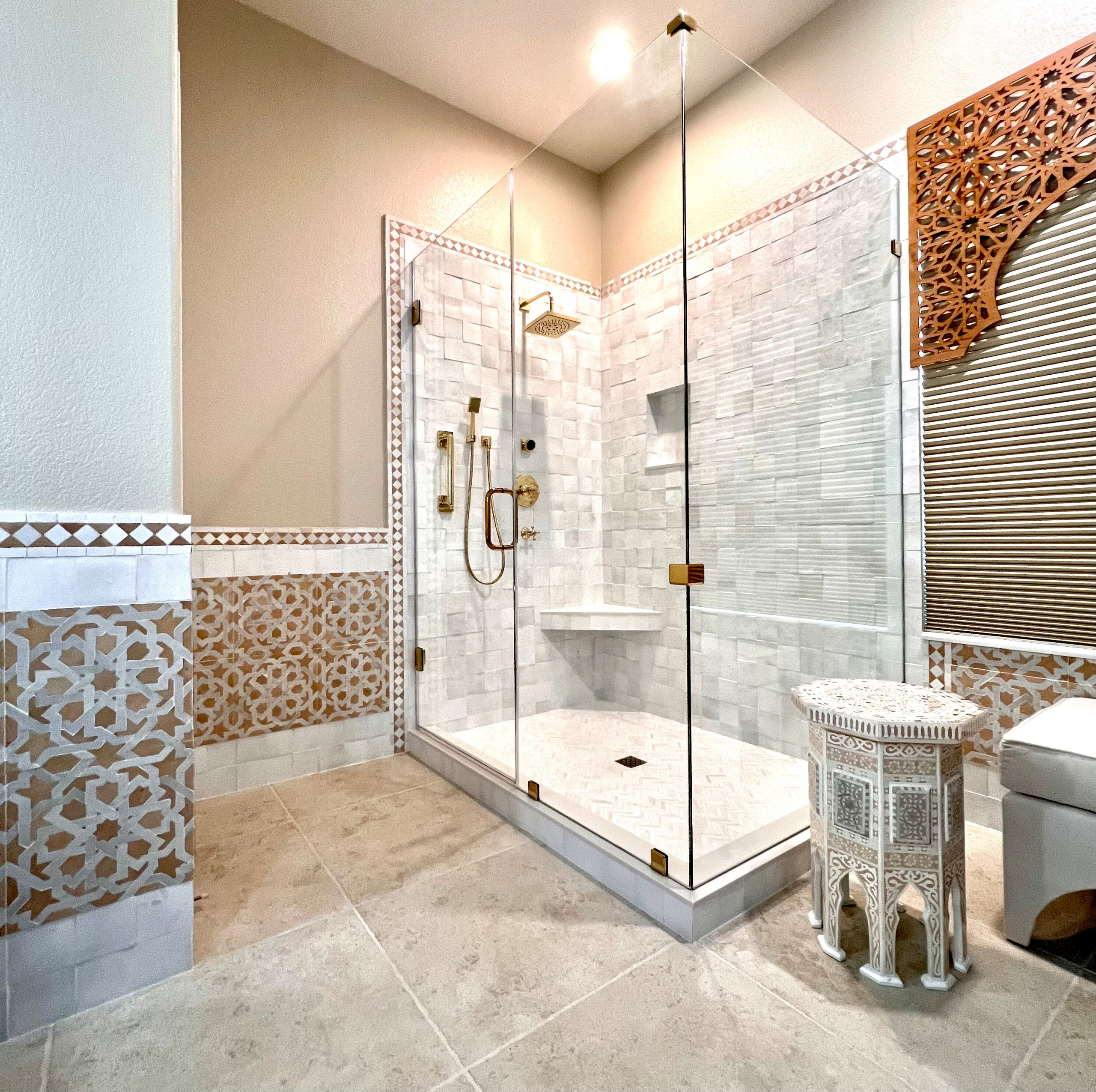 A Creamy White Monochromatic Pallett may seem understated, but a skilled designe