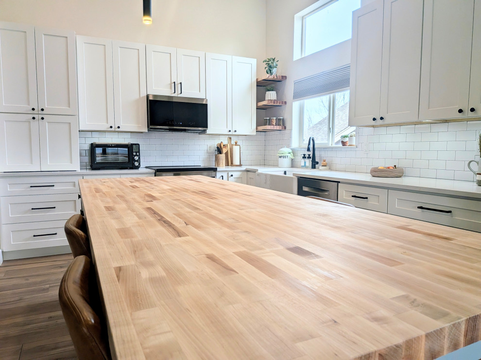 Kitchen - transitional kitchen idea in Denver