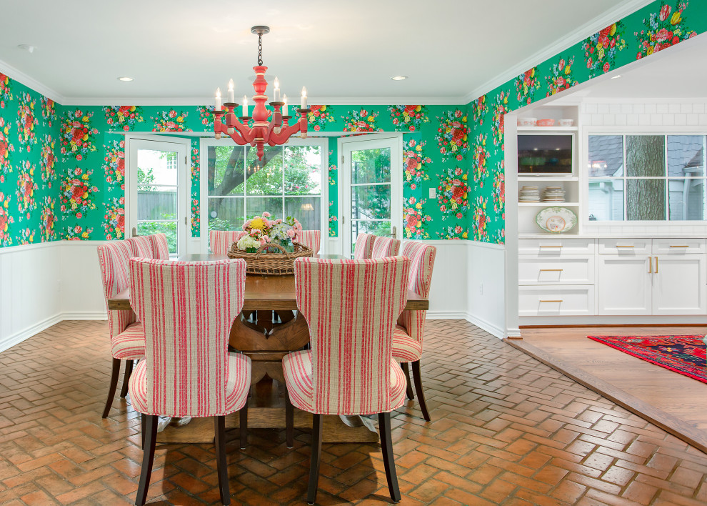 Diseño de comedor de cocina romántico grande con paredes verdes, suelo de ladrillo, suelo rojo y papel pintado