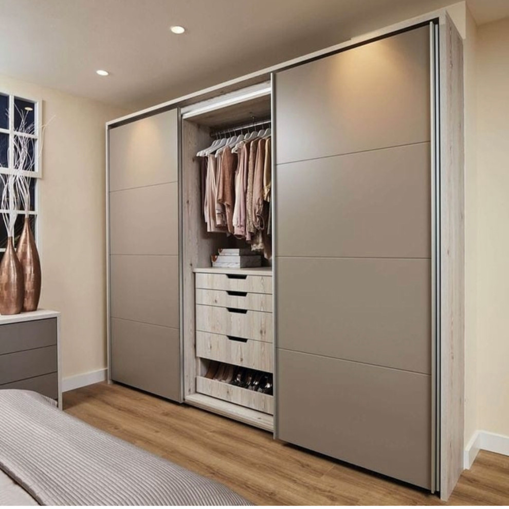 Inspiration for a transitional storage and wardrobe in Toronto.