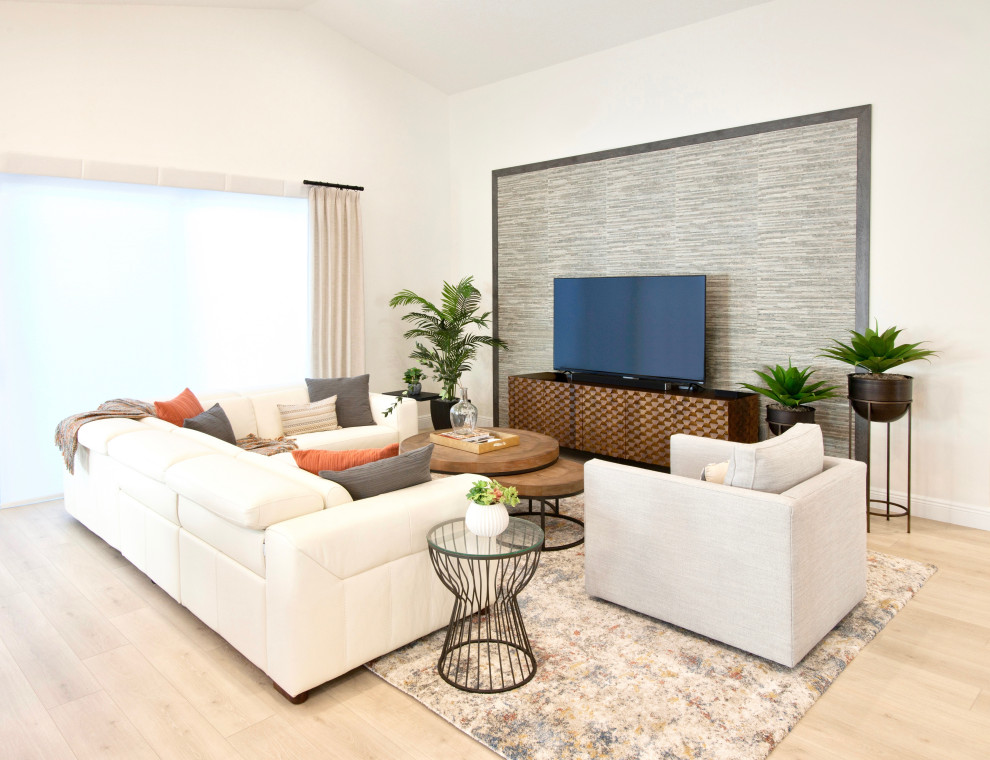 Idee per un grande soggiorno stile marinaro aperto con pareti bianche, pavimento in laminato, TV autoportante, pavimento beige e tappeto