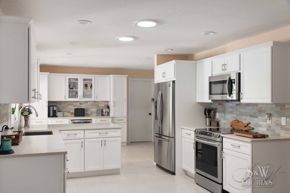Kitchen - transitional kitchen idea in Orlando