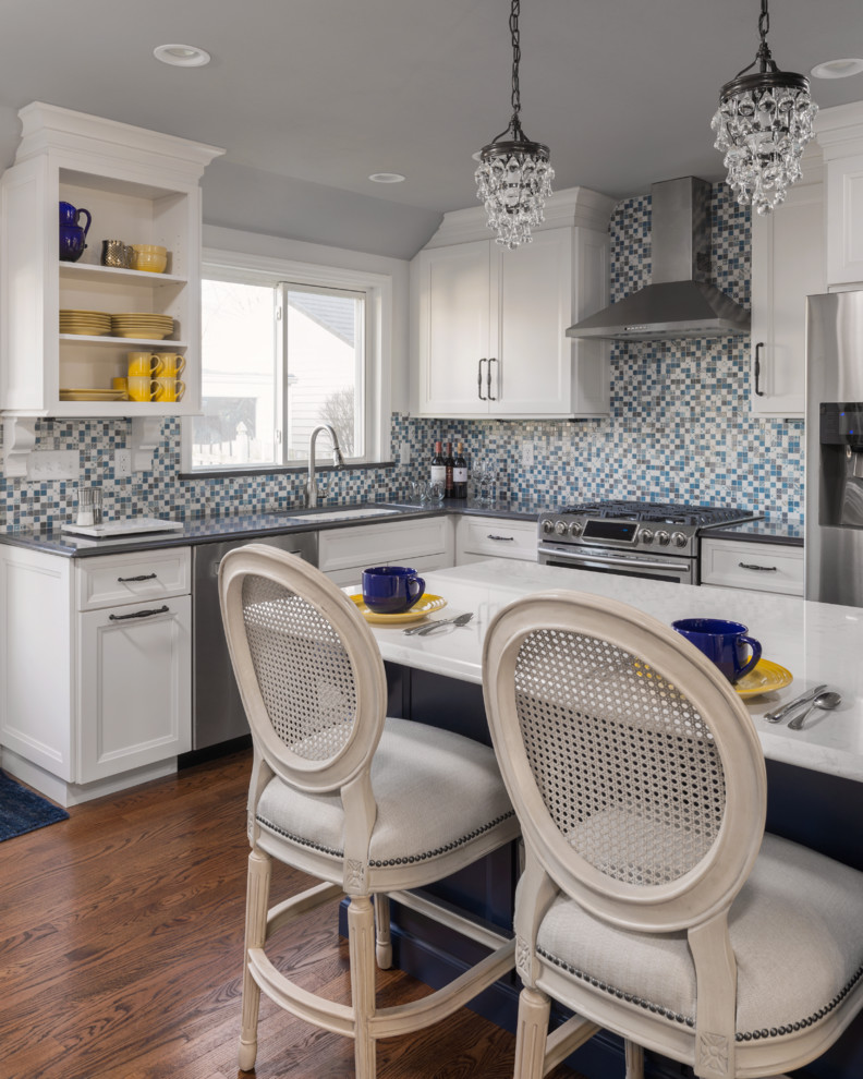 Kitchen - transitional kitchen idea in St Louis